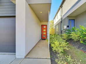 2 Mi to Bank of America Stadium: Townhome w/ Patio
