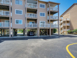Breezy Carolina Beach Condo w/ Balcony & Pools!