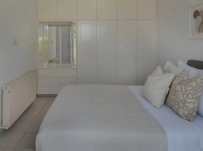 Phaedrus Living: Seaview Hilltop Maisonette