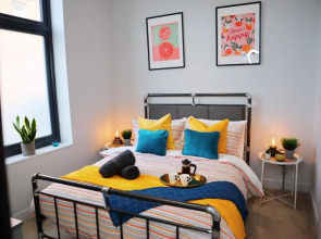 Trendy Urban Industrial Apartment - Great Location - Parking - Netflix - Fast WiFi - Smart TV - Beautiful 2 Double Bedroom Apartment sleeps up to 4!