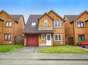 Detached House with Free Parking, Garden, Fast Wifi and Smart TV with Netflix by Yoko Property
