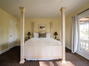 Estrella by AvantStay Secluded Spanish-Style Estate on 7 Acres of Vineyards