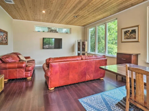 Pet-friendly Austin Home w/ Deck, Yard, & Views!