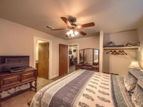 Annettes Cottage A and Waldrip Cottage