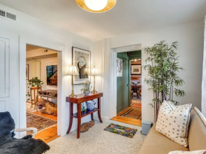 Cottage w/ Furnished Patio & Garden: Dtwn Leesburg