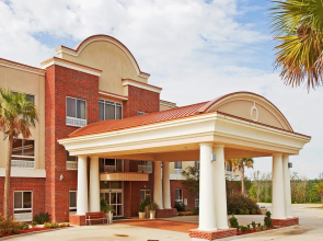 Holiday Inn Express Hotel & Suites Lucedale