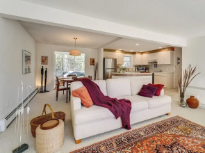 1 Mi to Maine Street! Mcm-style Home in Brunswick