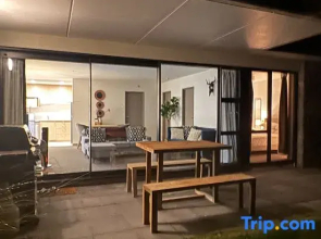 Queenstown's Modern Lake View Luxury Apartment