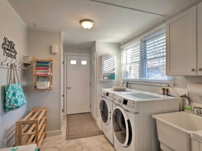 Cozy Coastal Cottage: 5 Mi to Narragansett Beach!