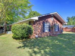 'the Ranger House' Columbus Home: Fenced Backyard