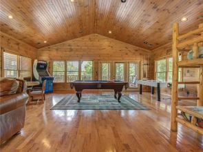 Gatlinburg Majesty 4 Bedroom Home with Hot Tub