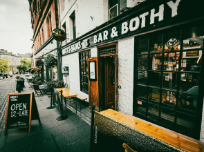 Nicky-Tams Bar & Apartments