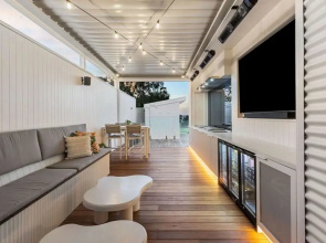 Stanford Luxury Pool Sauna Spa Tennis Court