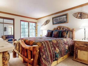 Walk to Mammoth Ski Lifts at Canyon Lodge Condo