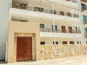 Brand NEW Condo for 6, 1 Block From the Beach, AC!