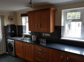 Spacious Swindon 5 bedroom house - sleeps up to 10