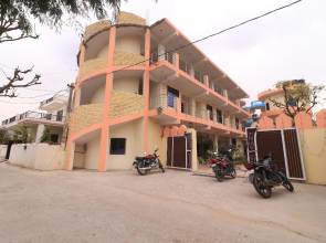 OYO 28636 Roopam Places