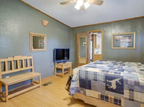 Ruidoso Oasis: Private Hot Tub, Deck & Grill!