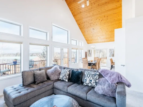 Tailwinds Farm, Secluded On The River, Amazing Views 4 Bedroom Home by Redawning