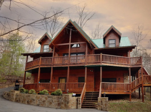 Smoky Mountain Getaway - Five Bedroom Cabin