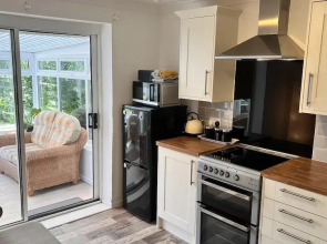 'blue Sky' 2 Bedroom Enclosed Garden Parking, Wifi