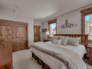 Firelight Luxury 4 Bedroom Townhouse by Redawning