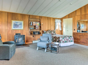 Cozy Franconia Cottage w/ Community Pool & Hot Tub