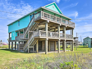 Surfside Beach Home w/ Views, Steps to Shore!