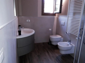 Cottage indipendente di 70 mq con piscina ad uso esclusivo , aria condizionata , 2 bagni , living room ,ampia cucina , lavanderia , terrazza ,giardini , parcheggio privato immerso nelle colline toscane facente parte di dimora storica toscana di fine 1700
