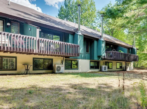 Near Skiing & Hiking! North Conway Gem w/ Balcony