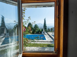 Luxury Green Oasis Villa With Pool!
