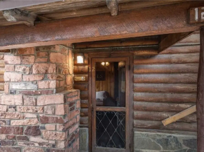 Cozy Cabin, 2 Bedrooms, Fireplace, Midtown, Sleeps 5