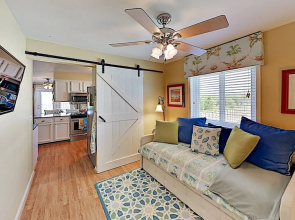 Jinks Creek Corner Unit W/ Pool, 2 Blocks To Beach 3 Bedroom Condo