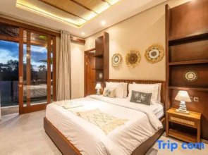 Stylish 5BR Beach villa Canggu with rice view