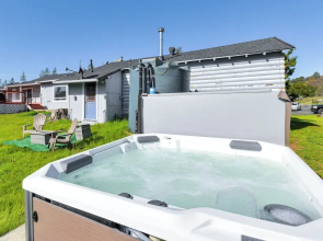 Waterfront Mariposa Hideaway: Hot Tub & Mtn Views!