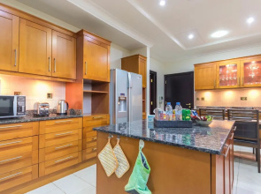 The Palm Jumeirah Villas - Frond A by Yanjoon Holiday Homes