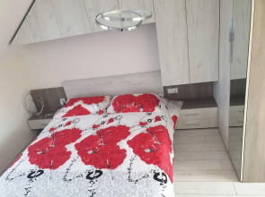 2-bed - Sleeps 4 - With Parking