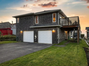 Pacific Breeze Ocean Views Steps to Cannon Beach Airy Coastal Retreat