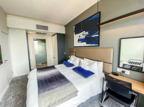 Sandtoncity-apartment-sleeps2-pool-parking