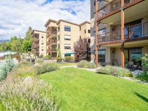Marina's Edge Condo Walk to Restaurants, Wineries by RedAwning