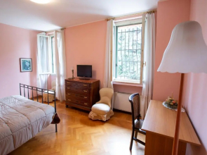 Villa grande con stanze, bagni e giardino