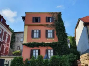 Studio Colonial