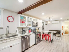 Walk to Downtown Weaverville: Quiet Apartment
