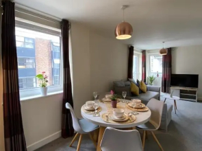 Stylish Two Bed City Apartment With Secure Parking