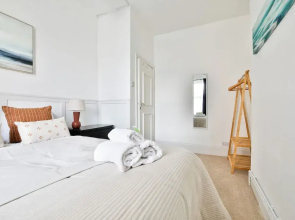 Beautifully Designed 2 Bed Apartment
