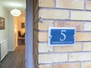 Modern 2 Bed Apartment on Edge of City Centre, 2xFREE Private Parking, Ground Floor & Private Entrance in Quiet Neighbourhood