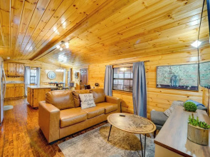 Broken Bow Abode w/ Hot Tub < 7 Mi to Lake!
