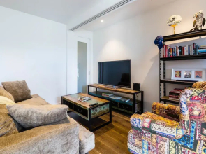 MAXINE, 1BDR Collingwood Apartment