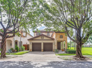 Yard w/ Lake View: Remote Working Hub in Homestead