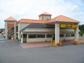 Super 8 Suwanee